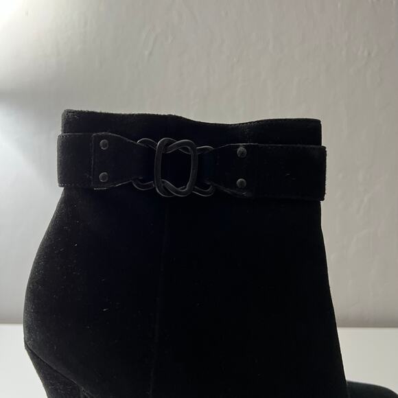 Enzo Angiolini Eavaried Sued Booties with Chain Size 7.5M Minimalist Date Night - Picture 2 of 13